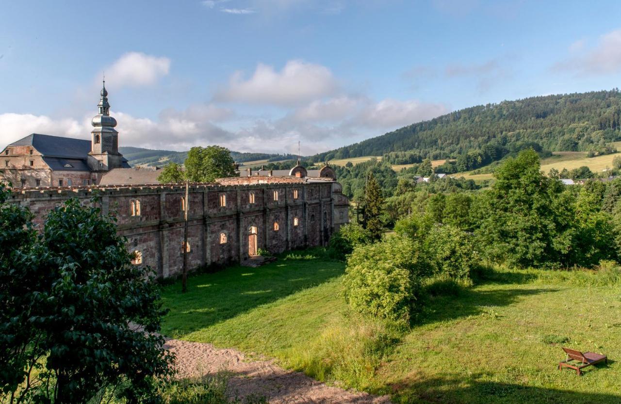 Zamek Sarny - Schloss Scharfeneck Клодзко Экстерьер фото