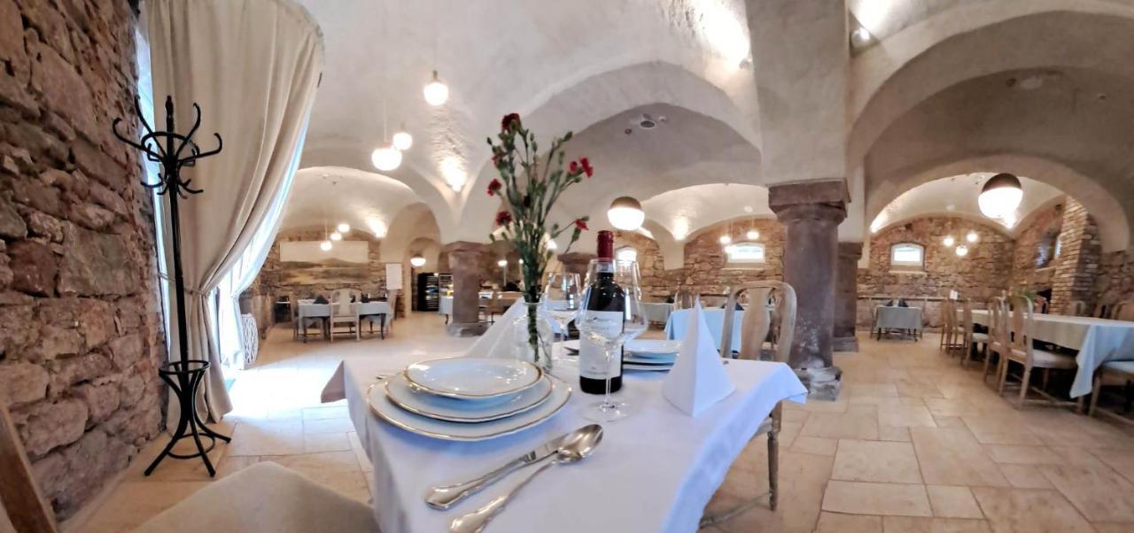Zamek Sarny - Schloss Scharfeneck Клодзко Экстерьер фото