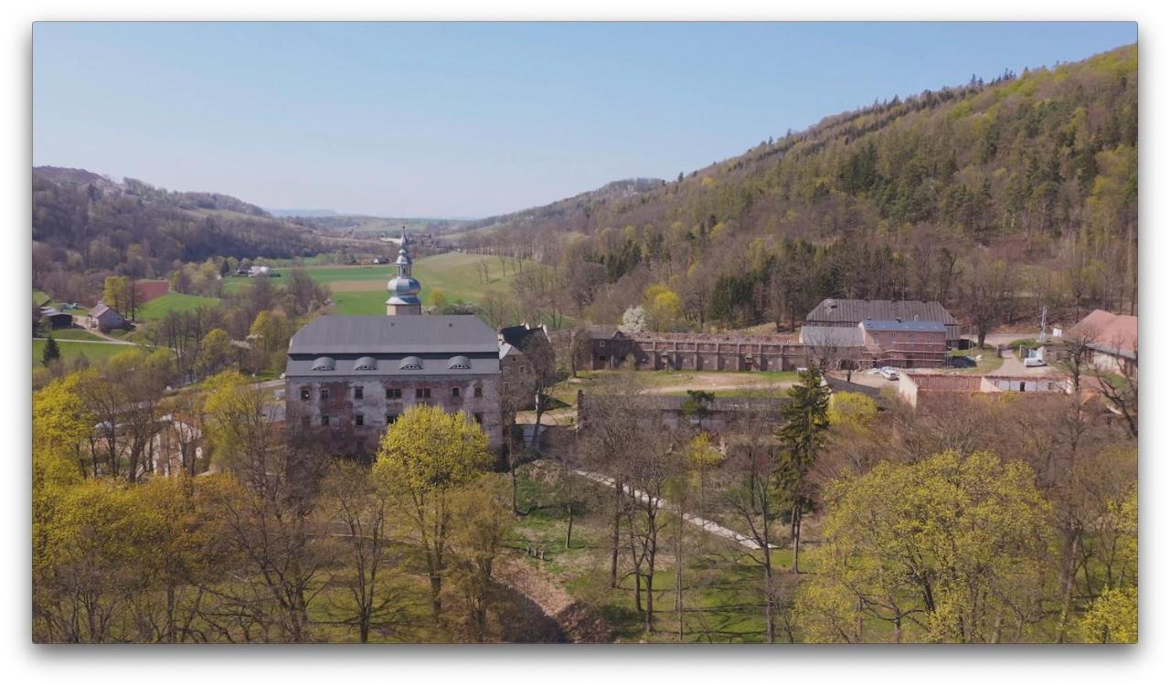 Zamek Sarny - Schloss Scharfeneck Клодзко Экстерьер фото